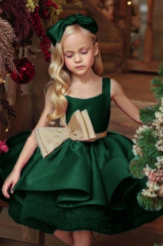Официална детска рокля от богат тюл и сатен без ръкав в тъмнозелено с голяма златиста панделка и фиба за коса Сесилия 1