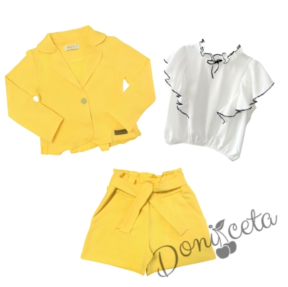 Комплект от риза в бяло с черни къдрици, сако и къси панталони в жълто 1