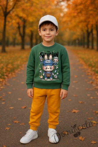 Детски ватиран комплект за момче от блуза в зелено с картинка на Лабубу и долнище в горчица 1