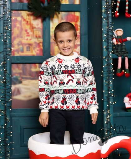 Детски коледен пуловер в бяло с коледни мотиви и надпис