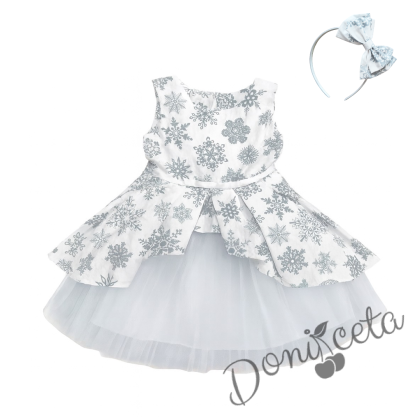 Детска коледна рокля в бяло на сиви снежинки с тюл в бяло и коланче в бяло и коледна диадема с панделка
