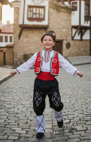 Мъжка или детска народна носия за момче 100 с калпак с фолклорни/етно мотиви, с елек и пояс в червено, гети и калпак