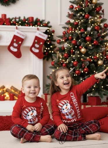 Коледна детска пижама в червено с дълъг ръкав със снежен човек и надпис  и долнище в червено каре