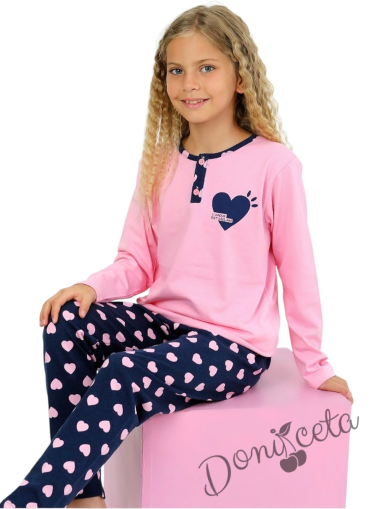 Детска пижама за момиче с горнище в розово със сърце и долнище в тъмносиньо на сърца