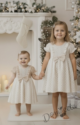 Бебешка рокля с къс ръкав от дантела в екрю с панделка и къдрички от колекция Бежина