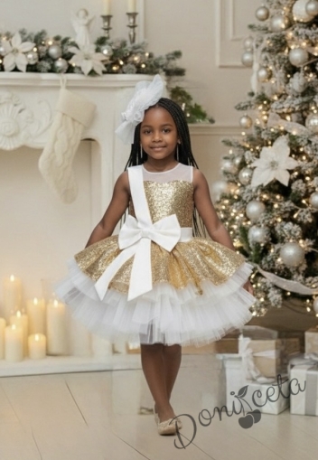 Коледна детска рокля с пайети в златисто с голяма панделка и тюл в бяло и фиба за коса