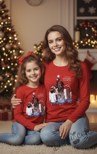 Дамска коледна блуза в червено с майка и деца пред елха
