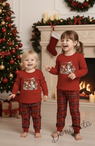 Коледна детска пижама Донър с горнище в червено с коледни мотиви и долнище в червено каре Карена