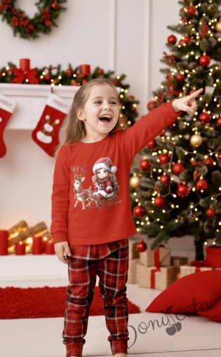 Коледна детска пижама Донър с горнище в червено с коледна картинка и долнище в червено каре Карена