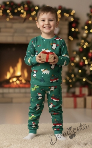 Коледна детска пижама в зелено с картинка с коледни мотиви