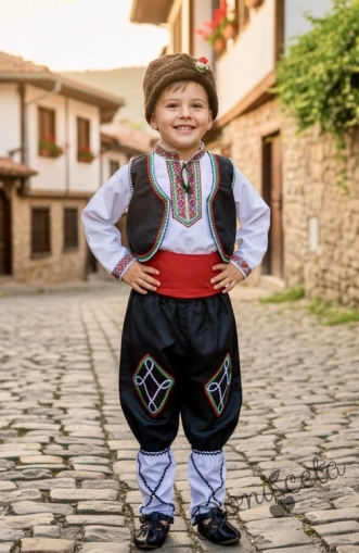 Мъжка или детска народна носия за момче 102 с калпак с фолклорни/етно мотиви, с елек и пояс в червено, гети и калпак