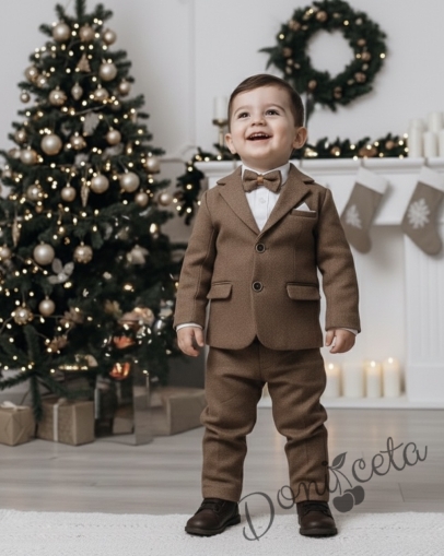 Спортно-елегантен официален плътен косюм за момче в кафяво от 4 части - сако, панталон, риза в бяло и папийонка