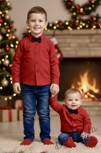 Комплект от риза в червено с папийонка  в тъмносиньо и дънки