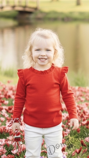 Детска блуза в червено с дълъг ръкав и къдрички на рамената и бието 