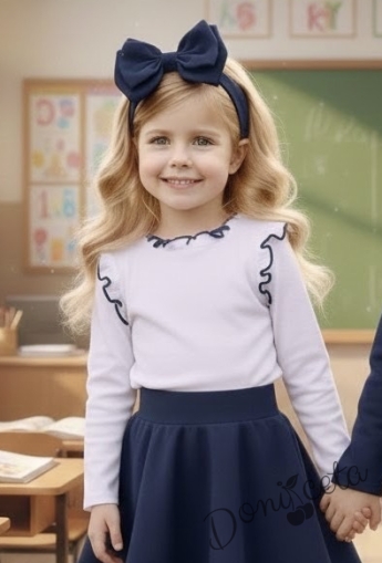 Детска блуза с дълъг ръкав за момиче в бяло с къдрички и кант в тъмносиньо