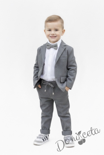 Спортно-елегантен комплект Тери за момче в светло сиво от 4 части риза в бяло, сако с джобове, панталон  с връзки и папийонка 