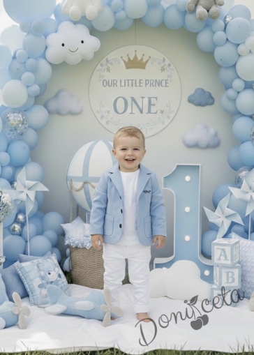 Комплект от детско сако трико за момче в светлосиньо с джобчета и панталон в бяло