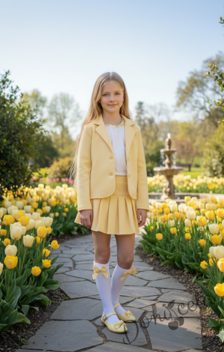 Комплект от 4 части -пола Гери и сако в жълто, блузка в бяло без ръкав обкрайчена с жълто и чорапи с панделка