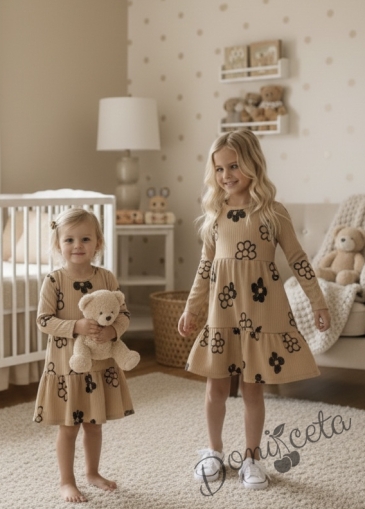 Рипсена детска рокля в бежово с дълъг ръкав и цветчета 