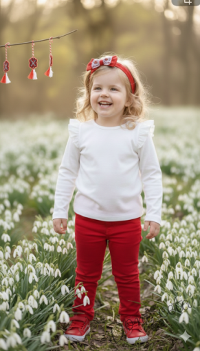 Комплект от детска блузка в бяло с къдрички на раменете и панталон в червено за момиче