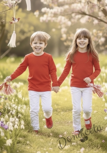 Комплект от детска блузка в червено и панталон в бяло за момче или момиче