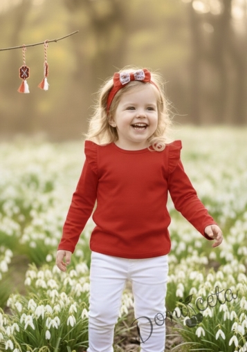 Комплект от детска блузка в червено с къдрички на раменете и панталон в бяло за момиче