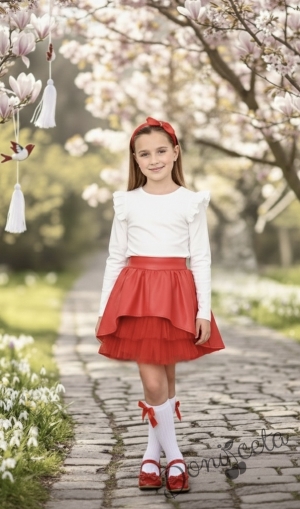 Комплект от блуза в бяло с дълъг ръкав с момиче и кожена пола в червено 