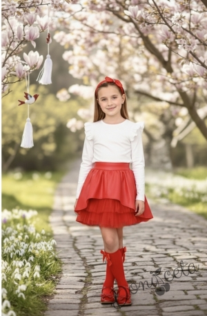 Комплект от блуза в бяло с дълъг ръкав с момиче и кожена пола в червено 