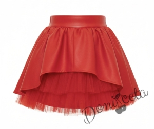 Комплект от блуза в бяло с дълъг ръкав с момиче и кожена пола в червено 