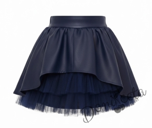 Комплект от блуза в бяло с дълъг ръкав с момиче и кожена пола в тъмносиньо