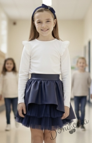 Комплект от блуза в бяло с дълъг ръкав с момиче и кожена пола в тъмносиньо