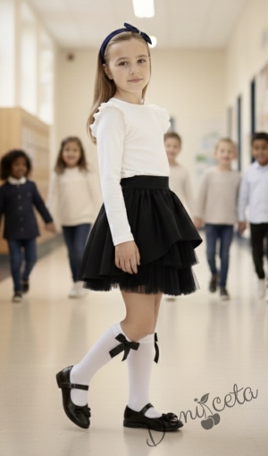 Комплект от блуза в бяло с дълъг ръкав с момиче и кожена пола в черно