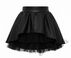 Комплект от блуза в бяло с дълъг ръкав с момиче и кожена пола в черно