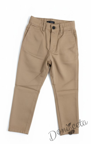 Комплект от панталон, папийонка и тиранти в бежово и бяла риза.