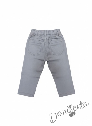 Комплект от панталон, папийонка и тиранти в сиво и бяла риза.