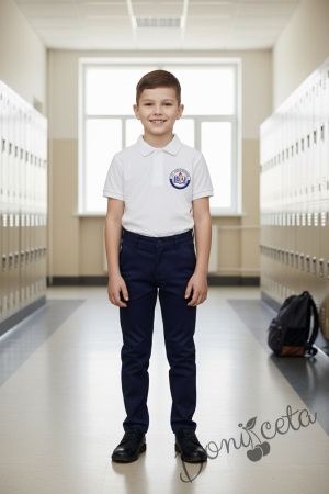 Комплект от 2 части за момче-бяла тениска с яка и лого, съчетана с панталон в тъмносиньо, подходящ и за ученическа униформа