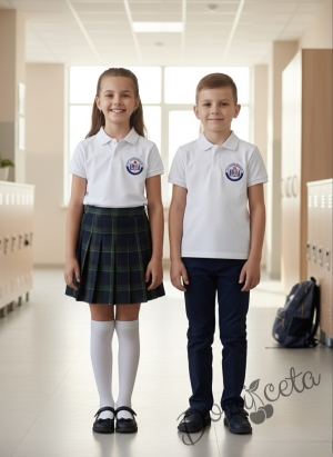 Комплект от 2 части-бяла тениска с яка и лого, съчетана с леко удължена плисиран пола в тъмносиньо и зелено каре, подходящ и за ученическа униформа