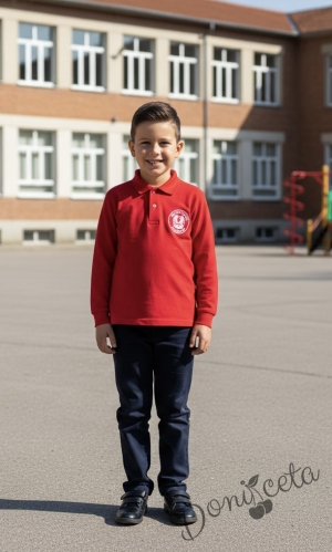 Комплект от 2 части за момче- червена блуза с яка и лого, съчетана с панталон в тъмносиньо, подходящ и за ученическа униформа