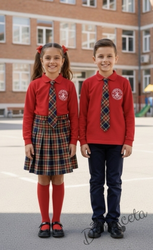 Комплект от 3 части-червена блуза с яка и лого, съчетана с  леко удължена плисиран пола в червено каре и вратовръзка, подходящ и за ученическа униформа