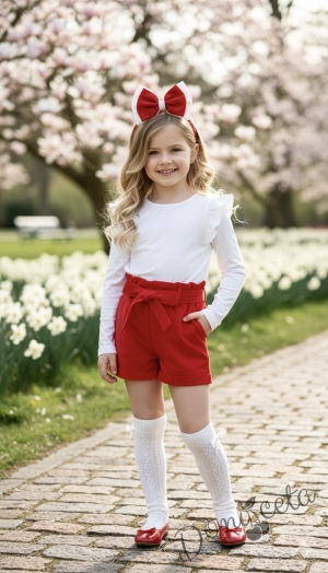 Комплект за момиче от къси панталони в червено и блуза в бяло с дълъг ръкав и крилца на раменете