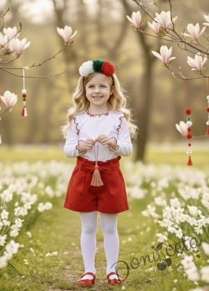 Комплект за момиче от къси панталони в червено и блуза в бяло с дълъг ръкав с къдрички обкрайчени в червено