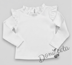 Комплект за момиче от къси панталони в червено и блуза в бяло с дълъг ръкав и къдрички на раменете и бието