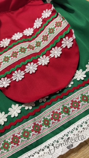 Дамска/детска народна носия трибагреник-риза в бяло, пола в зелено и престилка в червено с фолклорни/етно мотиви   