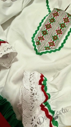 Дамска/детска народна носия трибагреник-риза в бяло, пола в зелено и престилка в червено с фолклорни/етно мотиви   