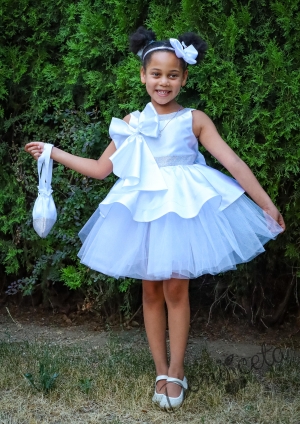 Официална детска рокля с панделка от тюл, сатен в долната част на роклята с гол гръб и малка чантичка в цвят бяло 309Б