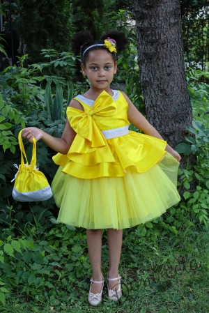 Официална детска рокля с панделка от сатен, и тюл в долната част на роклята с гол гръб и малка чантичка в цвят жълто 309Ж
