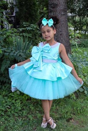 Официална детска рокля с панделка от сатен, и тюл в долната част на роклята с гол гръб и малка чантичка в цвят тюркоаз 309М