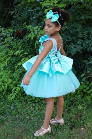 Официална детска рокля с панделка от сатен, и тюл в долната част на роклята с гол гръб и малка чантичка в цвят тюркоаз 309М
