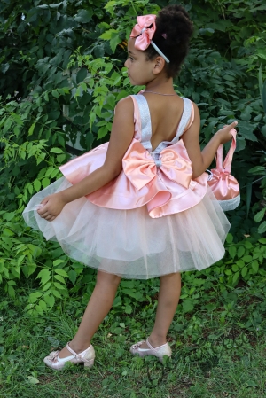 Официална детска рокля с панделка от сатен, и тюл в долната част на роклята с гол гръб и малка чантичка в цвят прасковено 309П