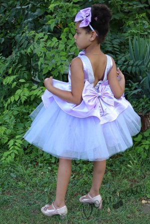 Официална детска рокля с панделка от сатен, и тюл в долната част на роклята с гол гръб и малка чантичка в цвят лилаво 309СЛ